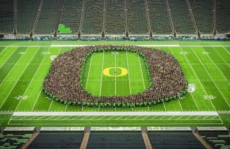 Walk to Autzen and Incoming Class Photo for Parents and Families at Student Welcome Center